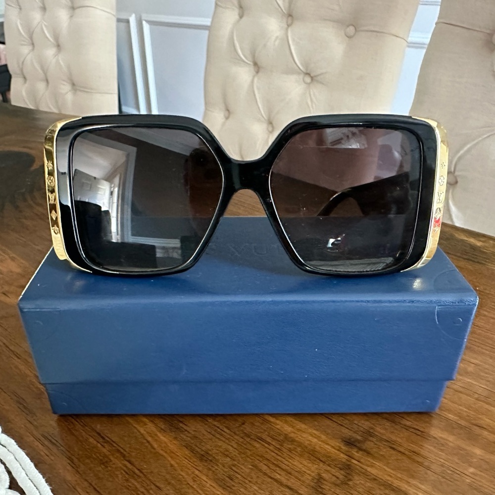 Like new Louis Vuitton (LV) Moon Sunglasses with case, box, and dustbag